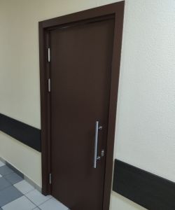 Маятниковая дверь Aquadoor с ручкой-штангой из нержавеющей стали окрашенная по RAL 8011