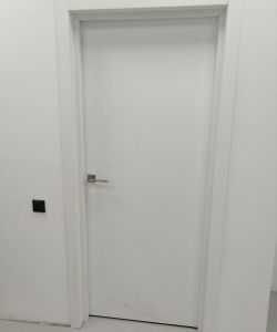 Окрашенная влагостойкая дверь Aquadoor с одной стороны в цвет по шкале RAL 9004 (обратная сторона - белая)